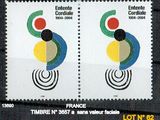 deux timbres aux motifs différents sur un fond noir