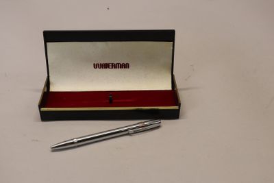 une image représentant un stylo posé dans une boîte sur une table