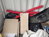 un tas d'objets divers dans un bac de rangement