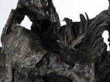 une statue en bronze représentant un homme et un chien à cheval