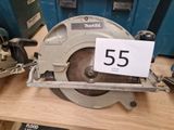 une photo d'une scie circulaire posée sur une table