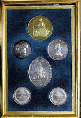 une image représentant une photo d'un ensemble de pièces de monnaie dans un cadre en or