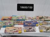 une table sur laquelle sont posés de nombreux livres, avec une pancarte posée dessus