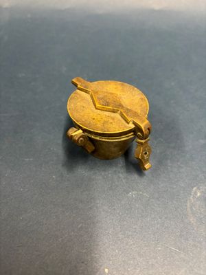 un petit objet en or posé sur une table