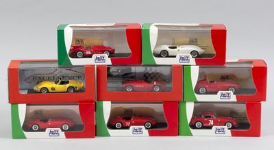 six modèles différents de voitures dans une vitrine