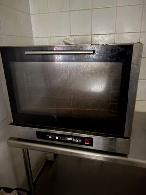 un micro-ondes posé sur une table dans une cuisine