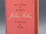 Le livre est rose, avec des bordures dorées et des lettres dorées.