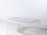 une table blanche avec un plateau en verre sur fond blanc