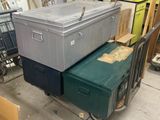 de nombreux cartons empilés les uns sur les autres dans un entrepôt