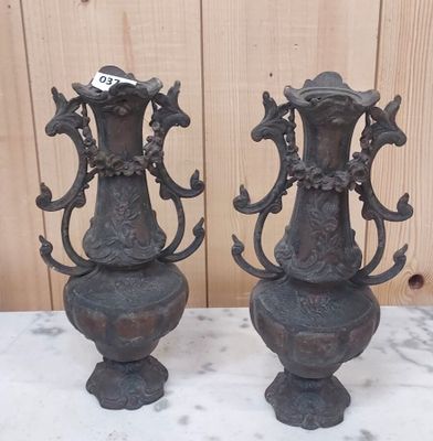 deux vases posés sur une table