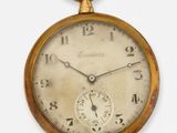 une montre de poche ancienne posée sur une surface blanche, sur fond blanc
