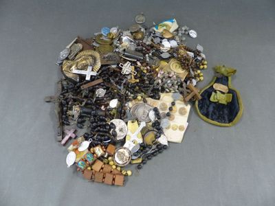 un tas d'objets divers posés sur une table