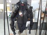 une photo d'une veste de motard exposée dans un magasin