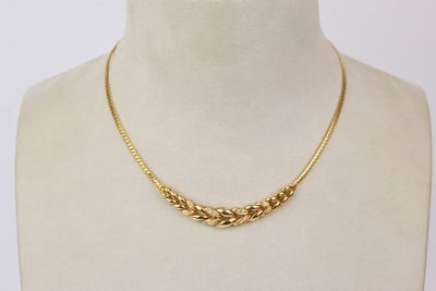 un collier en or sur un mannequin mannequin mannequin mannequin mannequin mannequin mannequin mannequin mannequin mannequin