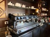 une photo d'une machine à café dans un café