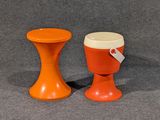 deux tasses orange posées l'une à côté de l'autre sur une table