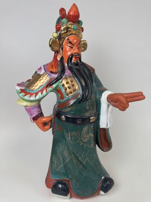 figurine chinoise représentant un homme tenant une assiette de nourriture