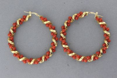 une paire de boucles d'oreilles créoles en corail et or