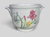 une image représentant un bol blanc orné de fleurs peintes