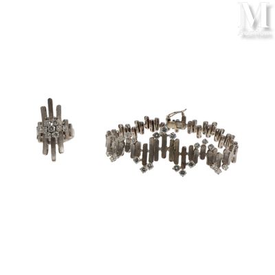 Deux bijoux en argent sont présentés sur un fond blanc