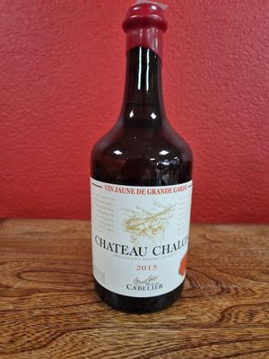 une bouteille de vin posée sur une table