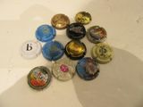 beaucoup de capsules de bouteilles posées sur une table