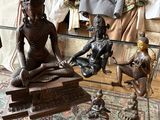 une table en verre sur laquelle se trouve une statue représentant un homme et une femme