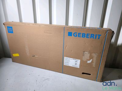 une boîte en carton posée sur une table