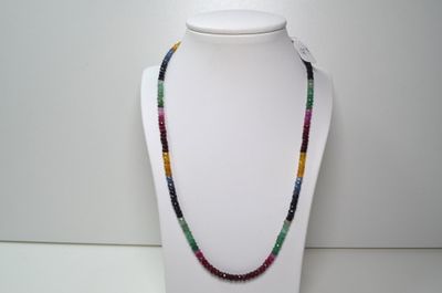 un gros plan d'un collier orné de perles multicolores porté par un mannequin