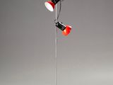 un lampadaire rouge et noir surmonté de trois lampes