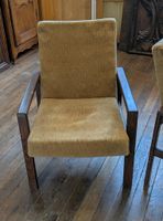 Paire de fauteuils en bois naturel mouluré, travail Scandina… (photo 3)