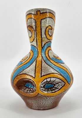 un vase avec un motif sur une surface blanche