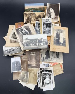 une pile de vieilles photos posée sur une table, dont il y a beaucoup