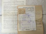 un vieux livre recouvert d'une feuille de papier