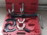 une caisse à outils rouge avec des outils sur le sol