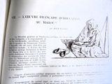 un livre ouvert sur lequel figure le dessin d'un homme et d'un chien