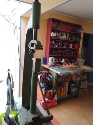 une machine placée au milieu d'une pièce