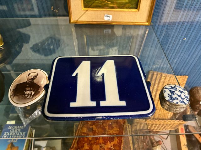 Numéro de rue en porcelaine émaillé, une boîte à pilule en métal 