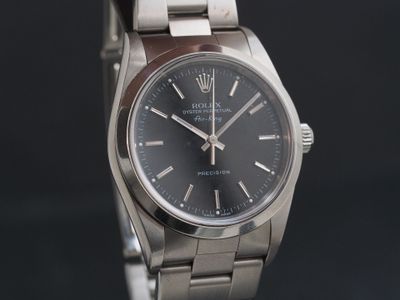 gros plan d'une montre-bracelet avec un cadran noir
