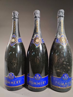 trois bouteilles de champagne sont alignées sur une table