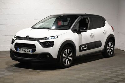 La Citrole blanche est garée dans une pièce blanche