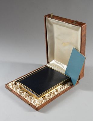 une petite boîte en bois contenant un livre bleu