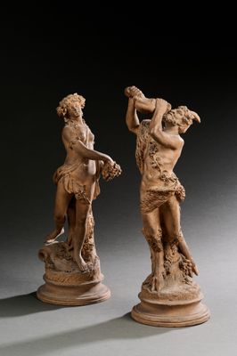 deux statues représentant un homme et une femme se tiennent côte à côte