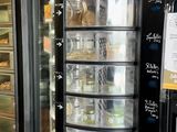 un distributeur automatique qui contient beaucoup de nourriture