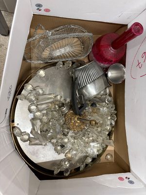 une boîte contenant tout un tas d'objets en argent