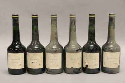 six bouteilles de vin sont alignées dans une rangée