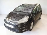 La petite voiture noire est garée dans une pièce blanche.