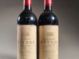 deux bouteilles de vin posées sur une table l'une à côté de l'autre