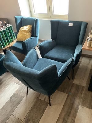 deux chaises bleues et une table dans un salon