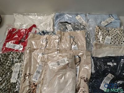 de nombreux types de vêtements exposés dans une boîte